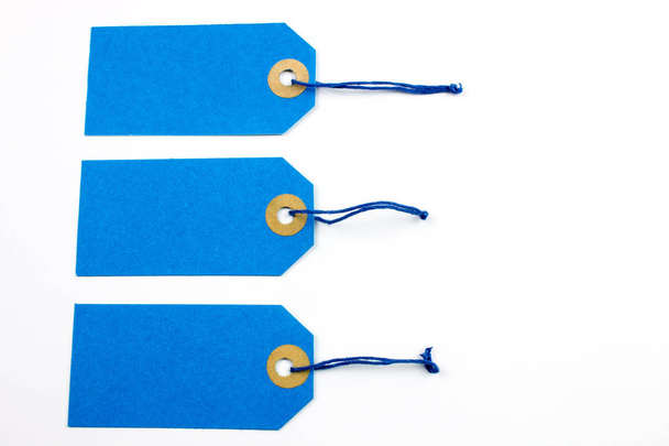 Blauwboek tags gebonden met snaren geïsoleerd op wit - Foto, afbeelding