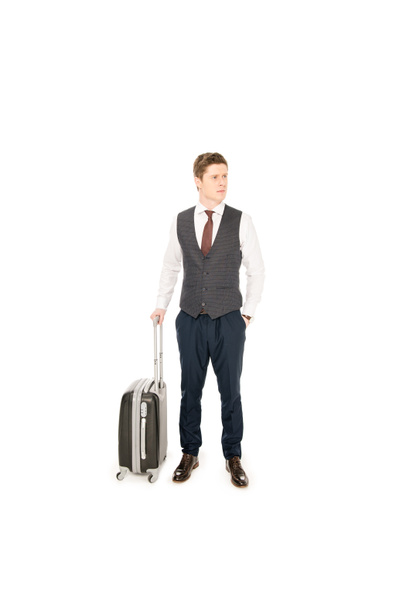 knappe stijlvolle zakenman met bagage voor zakenreis, geïsoleerd op wit  - Foto, afbeelding