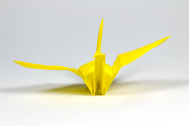 gele Origami vogel op witte achtergrond - Foto, afbeelding