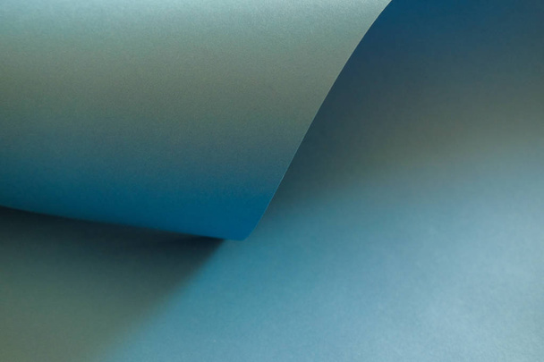 Abstraktion eines blauen Designpapiers. Leerer Raum auf monochromem Papier.   - Foto, Bild