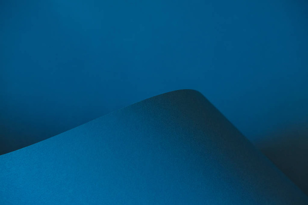 Abstracción de un diseño de papel azul. Espacio vacío sobre papel monocromo
.  - Foto, imagen