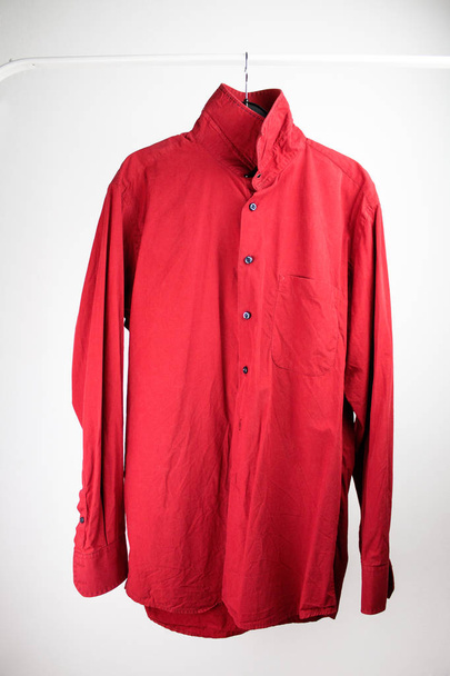 primo piano colpo di camicia rossa isolato su bianco
 - Foto, immagini
