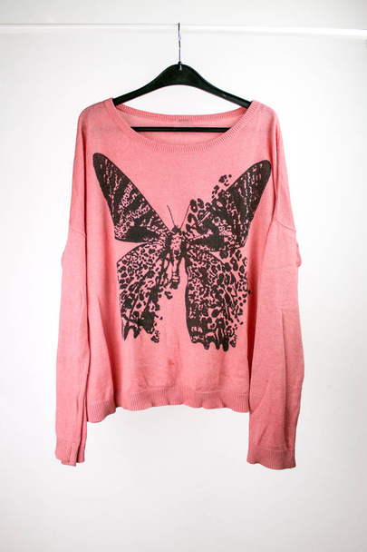 gros plan de sweat-shirt avec papillon isolé sur blanc
 - Photo, image