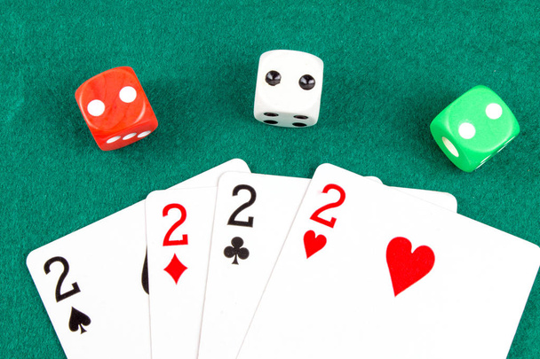 Pokera kości i kart na hazard tabeli - Zdjęcie, obraz