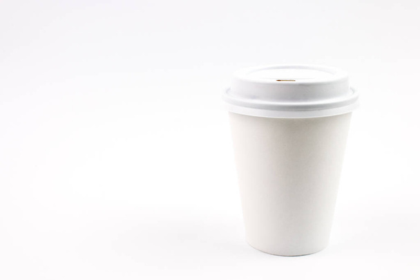 taza de papel para café o bebida caliente aislada sobre fondo blanco
 - Foto, imagen
