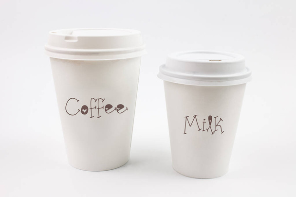 jednorázové kelímky od kávy a mléka izolovaných na bílém pozadí - Fotografie, Obrázek