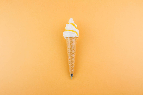 vue du dessus du stylo en forme de crème glacée sur fond jaune
 - Photo, image