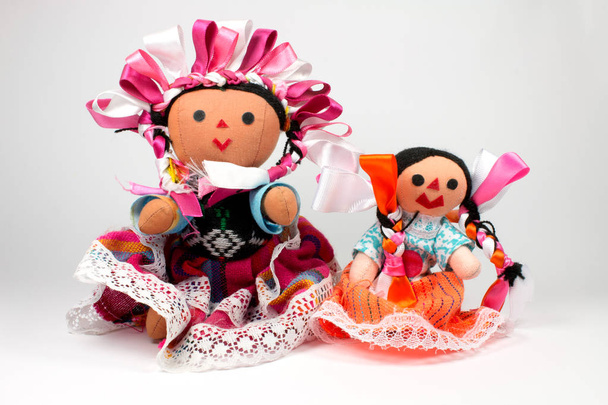 мексиканские традиционные куклы на белой поверхности
 - Фото, изображение