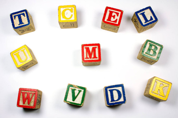 Vista dall'alto di cubi di alfabeto colorato in legno su sfondo bianco
 - Foto, immagini