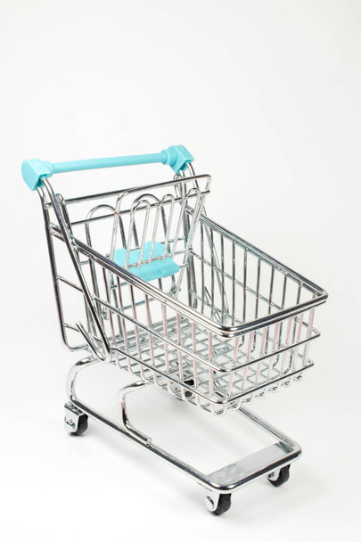 detailní záběr nákupního košíku na bílém povrchu - Fotografie, Obrázek