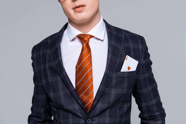 vista recortada de hombre de negocios con estilo con as en el bolsillo aislado en gris
 - Foto, Imagen