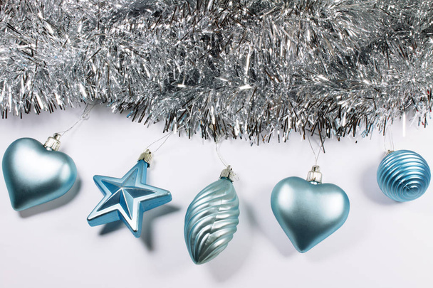 Boules de Noël argent Tinsel et bleu isolé sur fond blanc
 - Photo, image