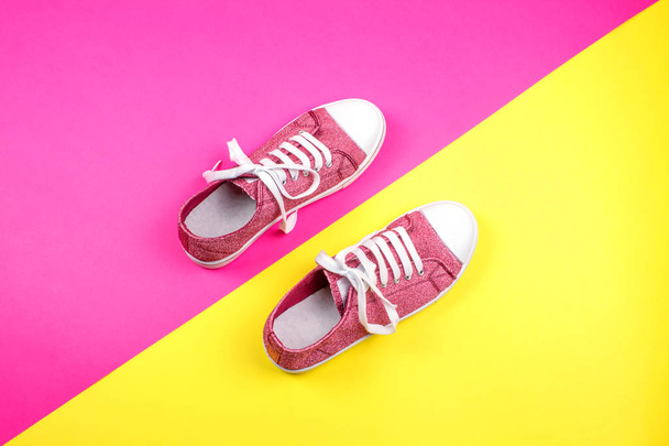 пара ярких кроссовок на красочном фоне
  - Фото, изображение