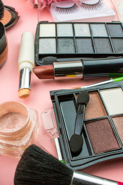 Složení kosmetiky a make-upu na růžovém pozadí - Fotografie, Obrázek