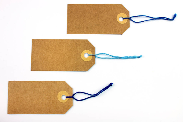 etiquetas de cartón atadas con cuerdas aisladas en blanco
 - Foto, imagen