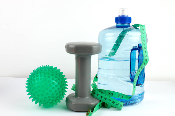 спортивна пляшка, гантель, м'яч і вимірювальні стрічки ізольовані на білому
 - Фото, зображення