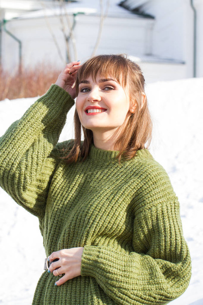 Chica en un suéter verde cálido. Invierno
 - Foto, imagen