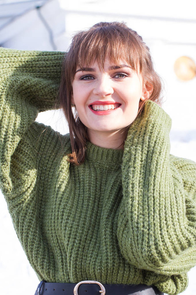 Meisje in een warme groene trui. Winter - Foto, afbeelding