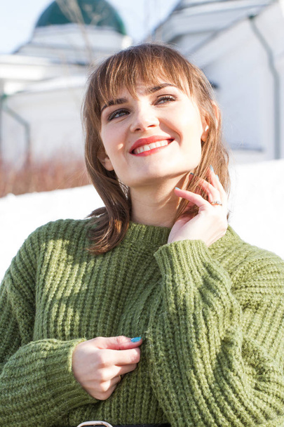 Tyttö lämpimässä vihreässä puserossa. Talvi
 - Valokuva, kuva
