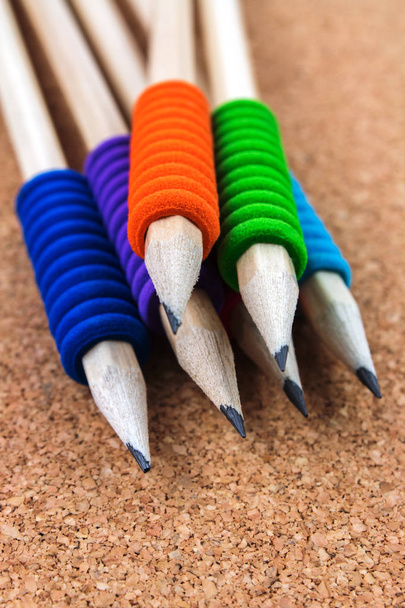 красочные деревянные карандаши на пробковом фоне
 - Фото, изображение