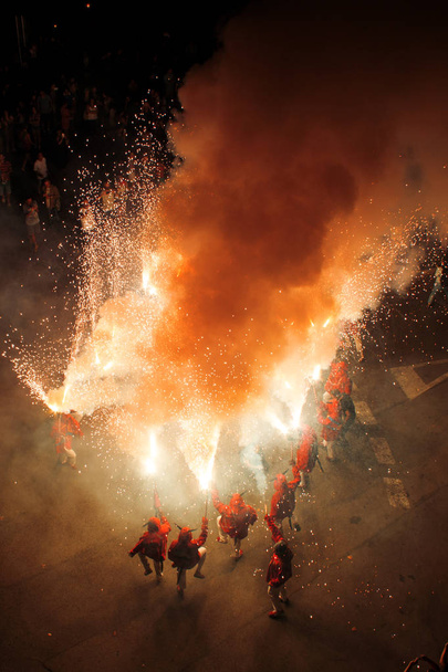 φωτεινά πυροτεχνήματα δαίμονες Φεστιβάλ - Φωτογραφία, εικόνα