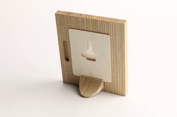 molduras rotativas em miniatura de madeira cortadas para fotografias ou pinturas, fotografadas sobre fundo branco
 - Foto, Imagem