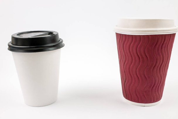 jednorazowe kubki do kawy i gorące napoje na białym tle - Zdjęcie, obraz