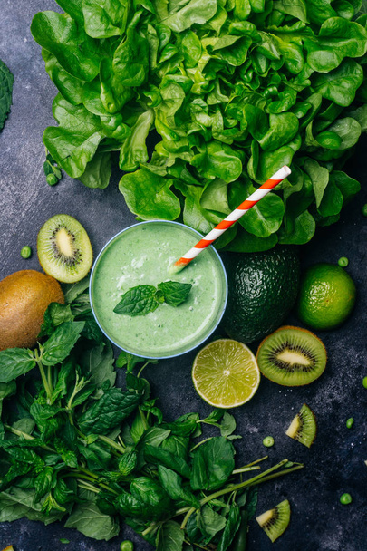 Zöld méregtelenítő egészséges smoothie zöld gyümölcsből - avokádó, saláta,  - Fotó, kép