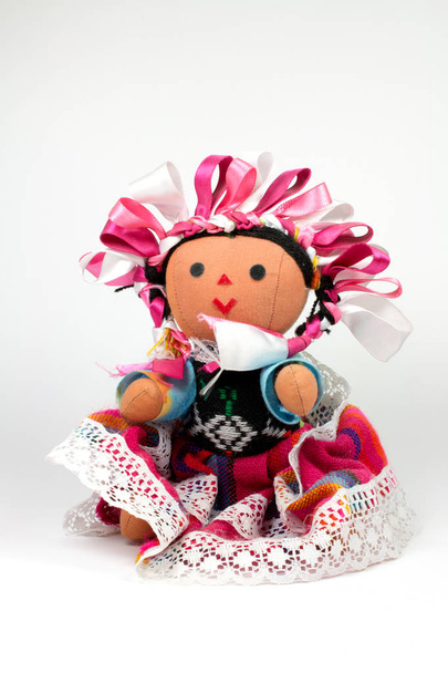Μεξικάνικη παραδοσιακή κούκλα σε λευκή επιφάνεια - Φωτογραφία, εικόνα