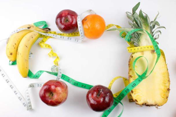 fruits frais avec rubans à mesurer isolés sur du blanc
  - Photo, image