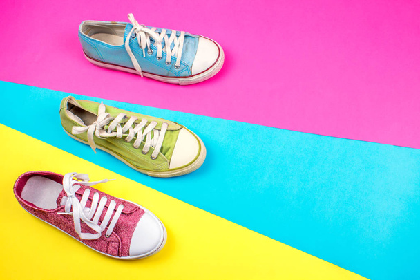 casual πάνινα παπούτσια ζωντανή σε πολύχρωμο φόντο  - Φωτογραφία, εικόνα