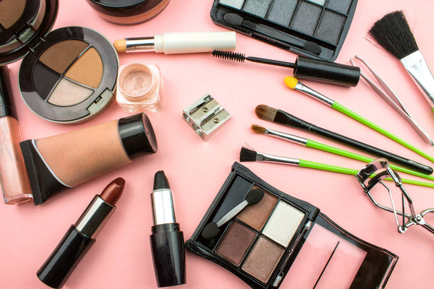 Composición de cosméticos y maquillaje sobre fondo rosa
 - Foto, imagen