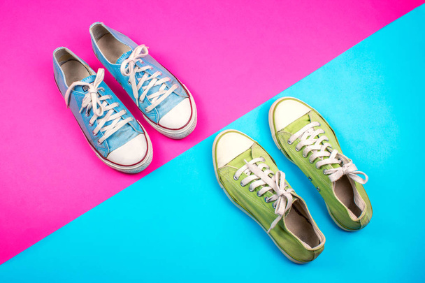 дві пари кросівок на барвистому фоні
  - Фото, зображення