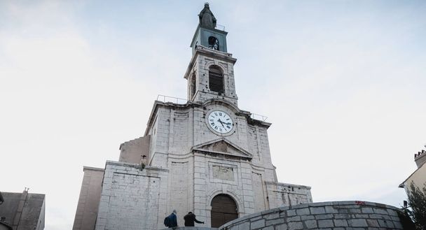 Церковь Святого Людовика в северной части штата Сете, Франция
 - Фото, изображение