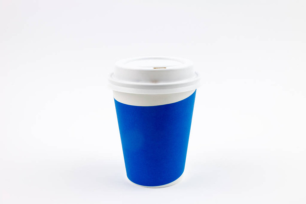 Κύπελλο χαρτί για καφέ ή ζεστό ποτό απομονωμένα σε λευκό φόντο - Φωτογραφία, εικόνα
