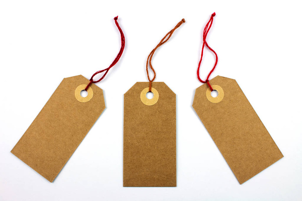 etiquetas de papelão amarradas com cordas isoladas em branco
 - Foto, Imagem