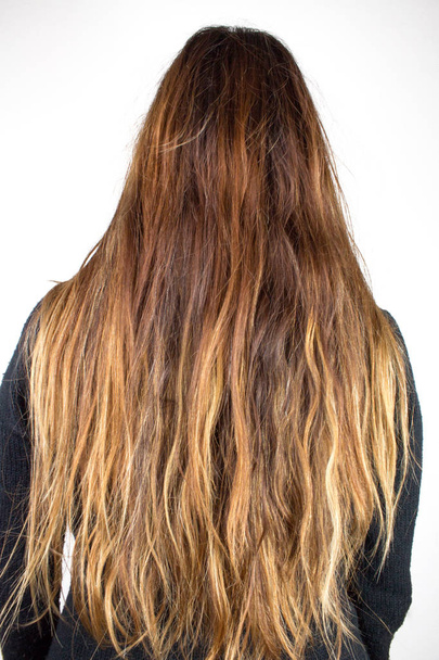 ritratto posteriore della donna con i capelli lunghi isolati su bianco
 - Foto, immagini