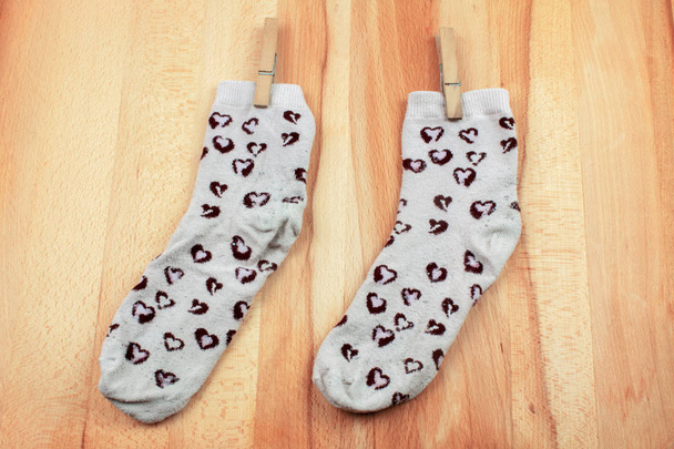 Felülnézet szürke zokni szívvel fából készült háttér - Fotó, kép