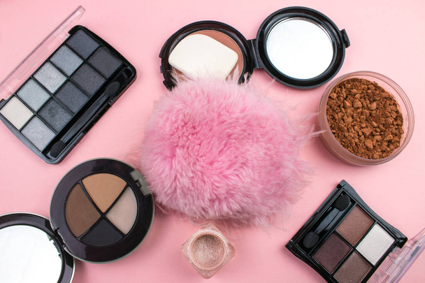 Composición de cosméticos y maquillaje sobre fondo rosa
 - Foto, Imagen
