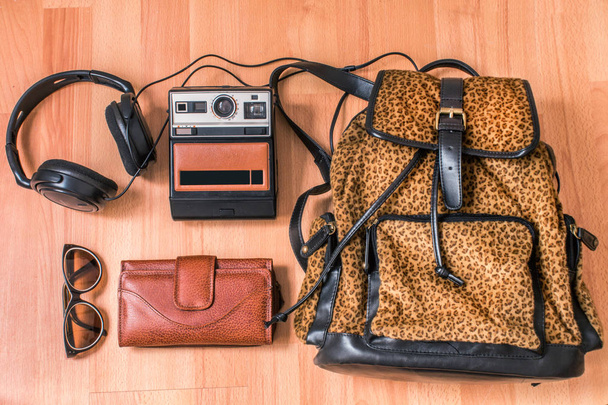 vue de dessus du sac à dos élégant avec caméra vintage sur la surface en bois
 - Photo, image