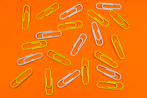 clipes de papel isolados sobre fundo laranja
 - Foto, Imagem