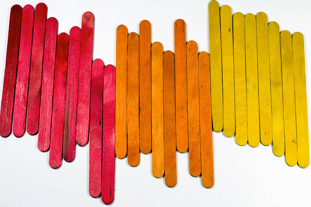 bâtons en bois colorés isolés sur fond blanc
 - Photo, image