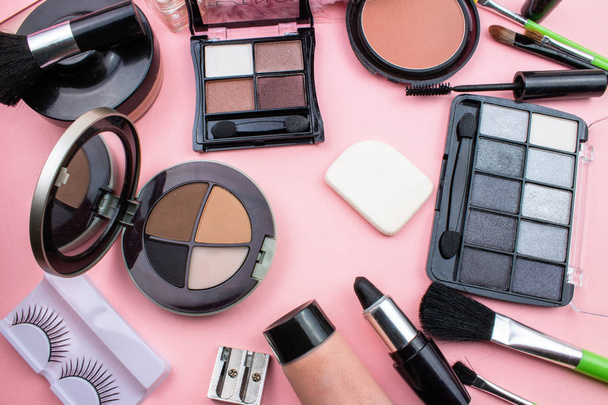 Composición de cosméticos y maquillaje sobre fondo rosa
 - Foto, imagen