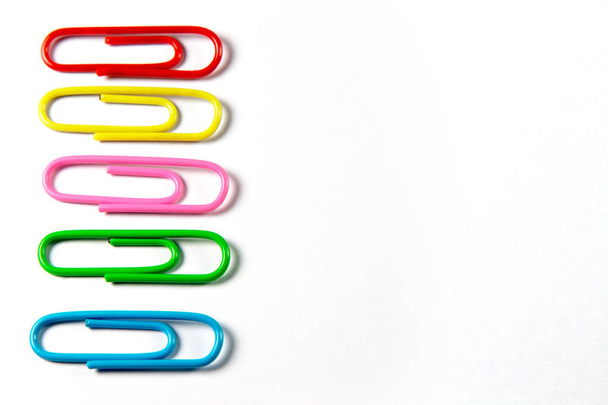 linha de clipes de papel coloridos isolados no fundo branco
 - Foto, Imagem