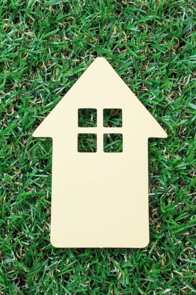 Yellow House-Label op groene gras achtergrond - Foto, afbeelding