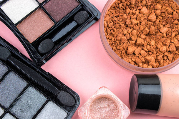 Composição de cosméticos e maquiagem em fundo rosa
 - Foto, Imagem
