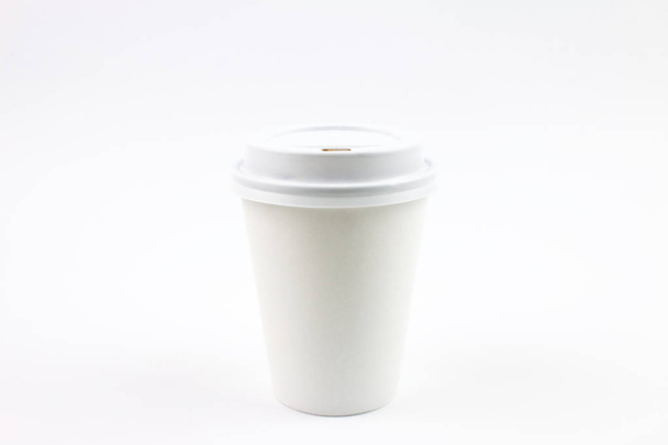 tasse en papier pour café ou boisson chaude isolé sur fond blanc
 - Photo, image