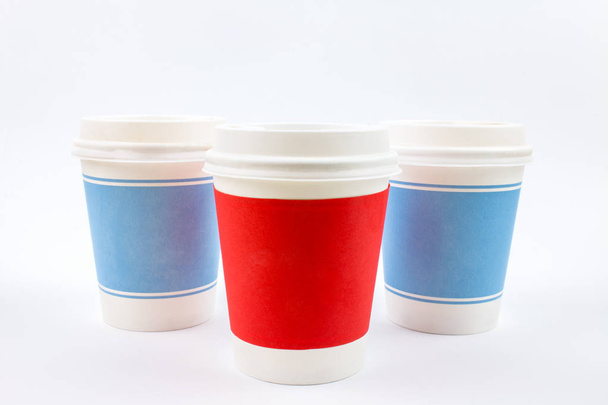 jednorazowe kubki do kawy i gorące napoje na białym tle - Zdjęcie, obraz