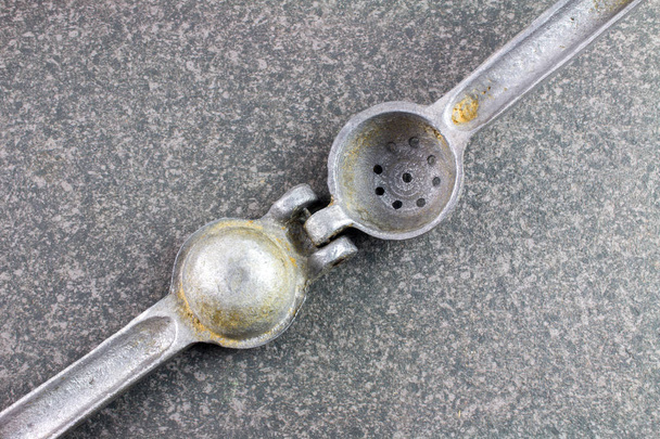 tiro close-up de espremedor de limão na superfície da cozinha de pedra
 - Foto, Imagem