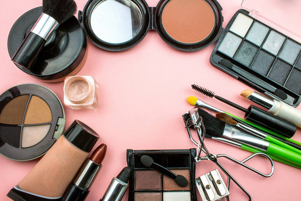 Косметика и макияж на розовом фоне
 - Фото, изображение